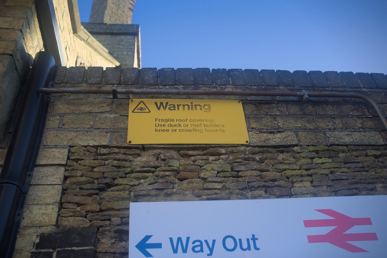Another yellow sign indicating a fragile roof, identical to the one on platform 2.