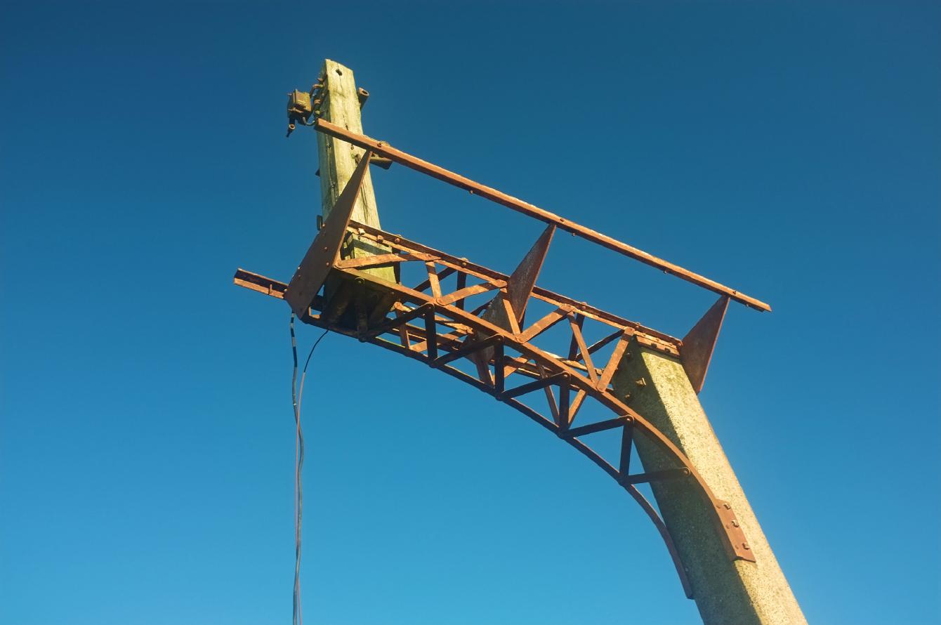 A similar closeup of the signal from the other side, this time with a dark blue sky.